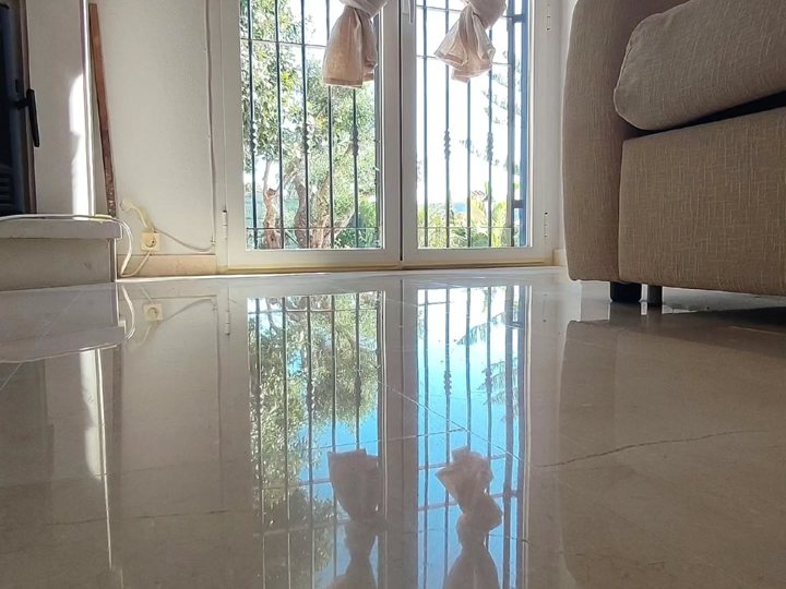 Mirror-polished marble floor by Pulidos y Vitrificados GOMIS